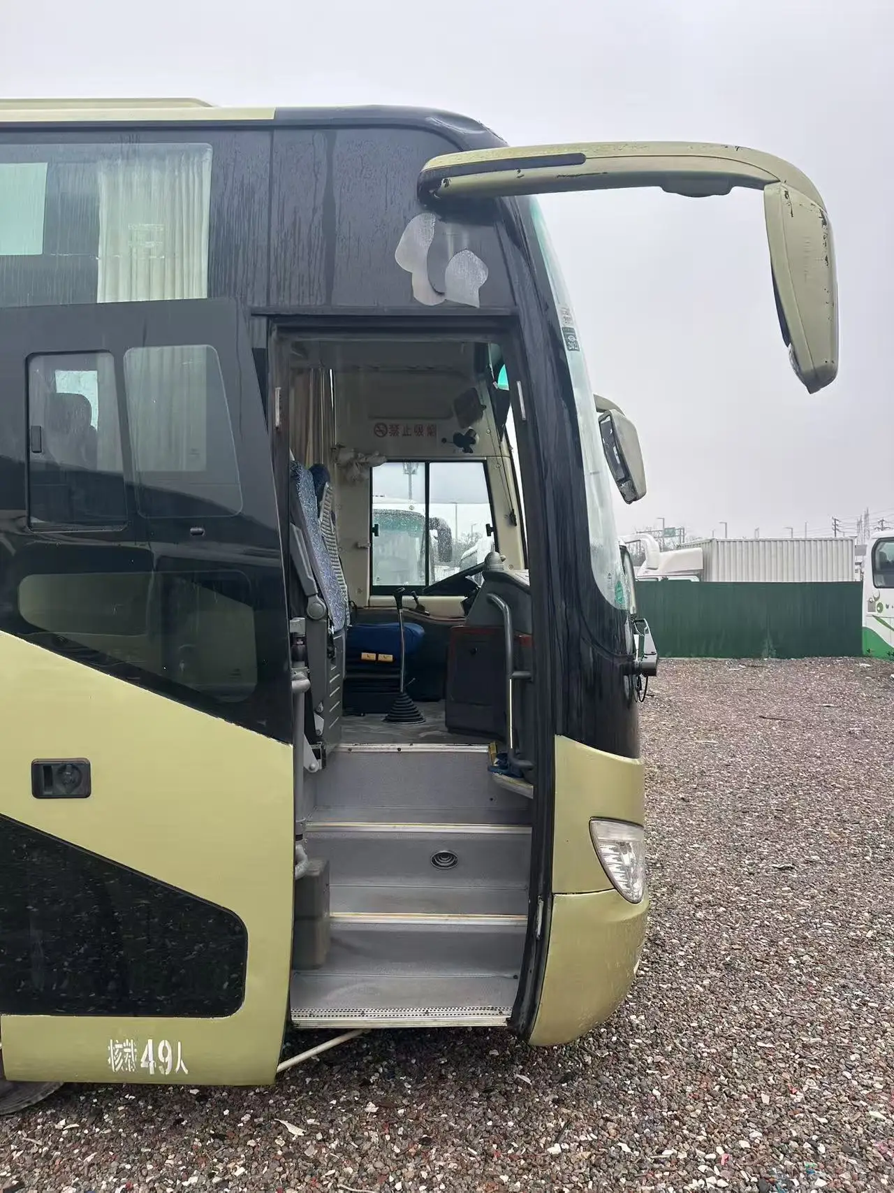 YU-TONG ZK6119H2Y Coach Bus 49 Seats Second Hand Gold Color Air
