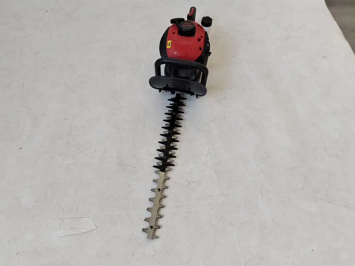 UM-HT230 Hedge Trimmer - High Efficiency 2 Stroke Purning Shears
