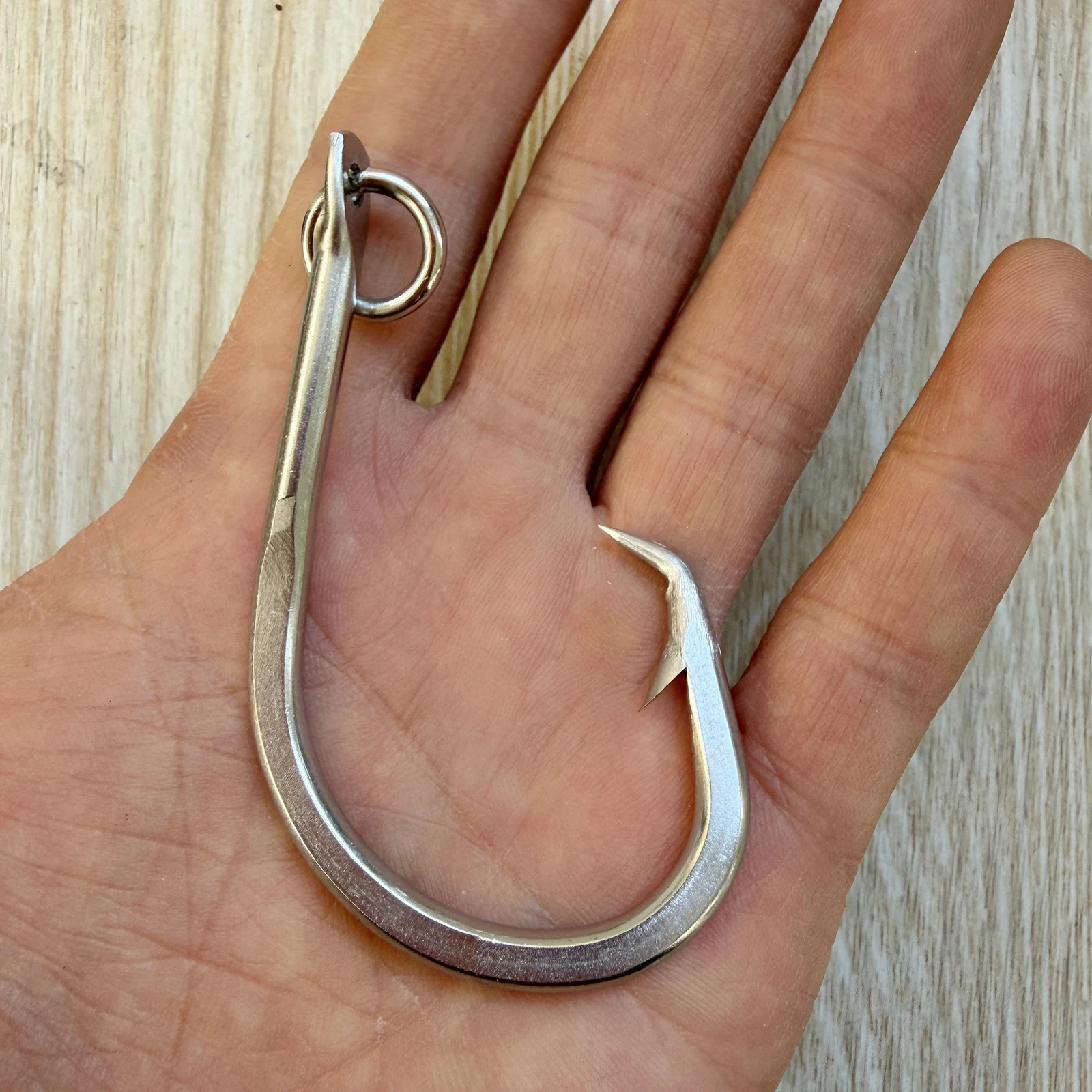 a tuna fish hook JYG Pro Single Assist It is the perfect option for rigging your lures either as single or tandem hook rigs with Kona heads or skirted lures when targeting big game species such as Tuna Best Tuna Hooks: Complete Size