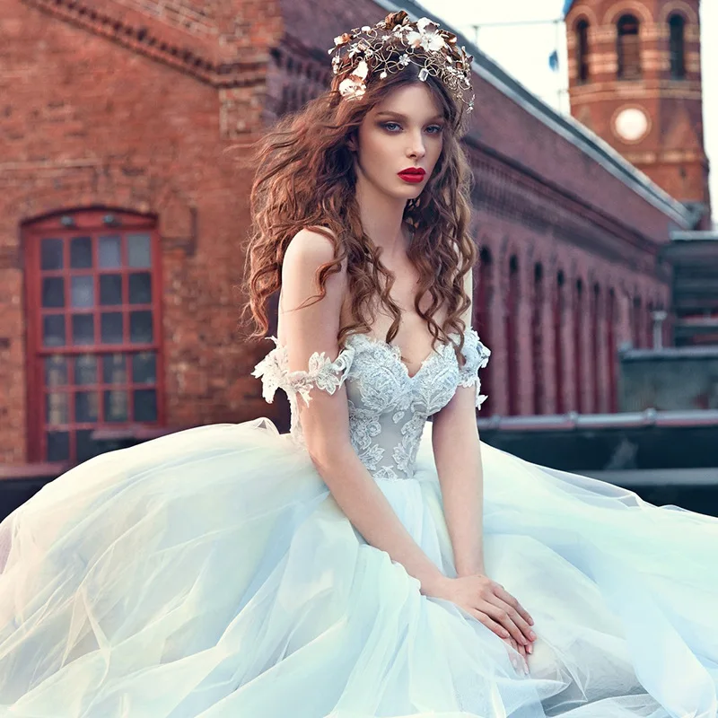 Девушки в свадебном платье и в короне