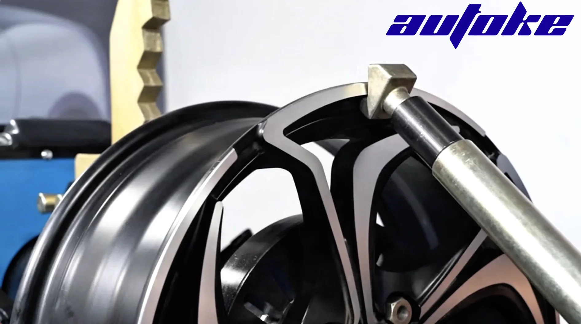 Semi-Automatic Wheel Straightening Machine with 10-26 Inch Wheel Hub Range 10t Hydraulic Pressure and 1.5KW Power