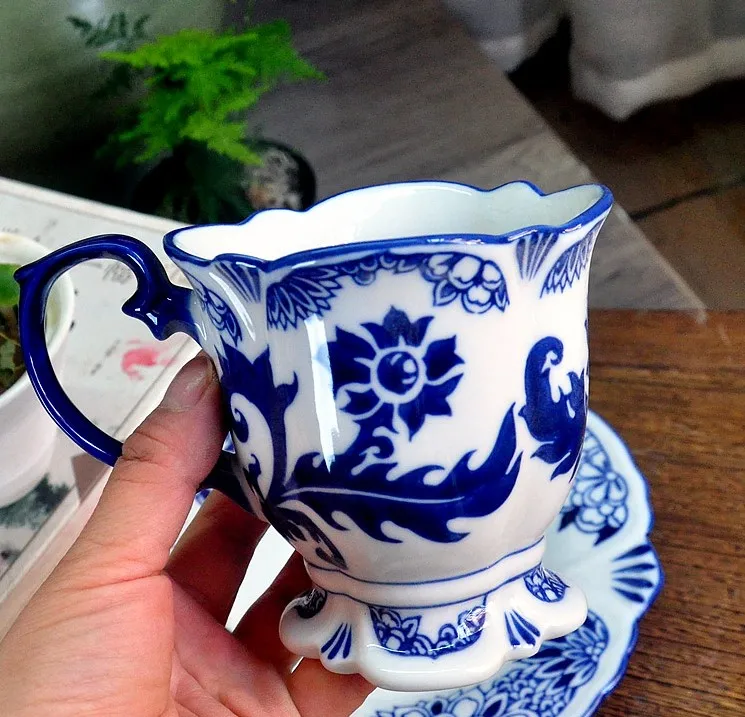 DUSVALLY Tazza In Ceramica Alta 500 Ml Con Coperchio - Design Floreale Blu - Per Caffè, Tè E Auto - 3
