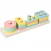 Cuatro juegos de columnas en color macarrón.