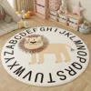 León de letras beige