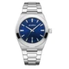 Montre bleue avec détails argentés.