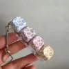 Suela transparente de cuatro botones con estampado de leopardo en azul, morado, rosa y amarillo.
