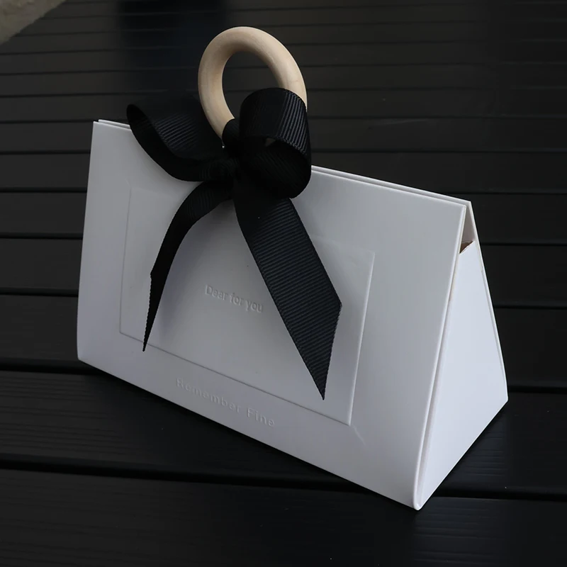 luxury custom Triangle paper wedding favor sweet candy box with handle supplier