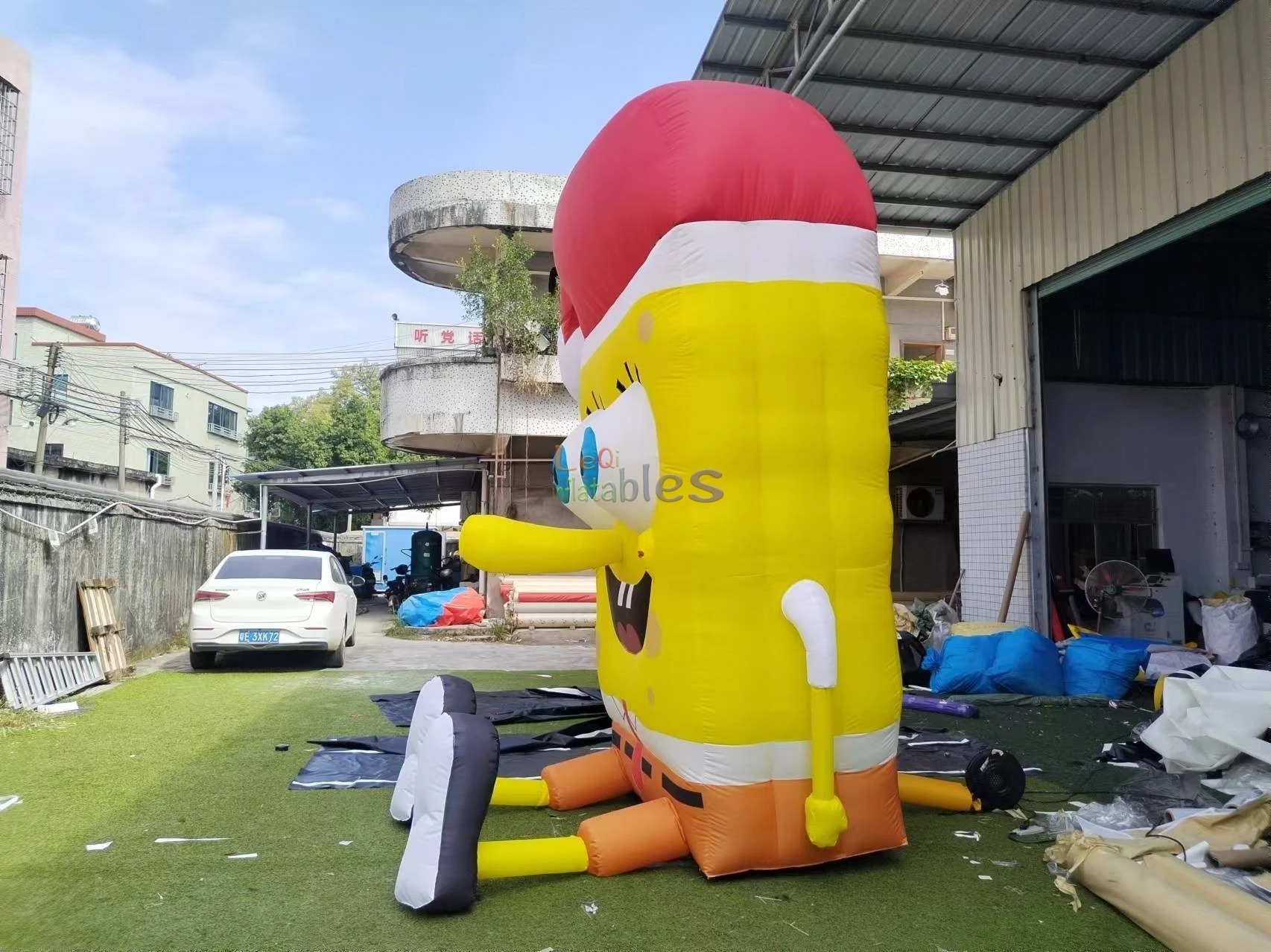 Giant Seated Inflatable SpongeBob with Christmas Hat Inflatable Doll  Cartoon Movie Mascot Character for Display, image size:1706x1279