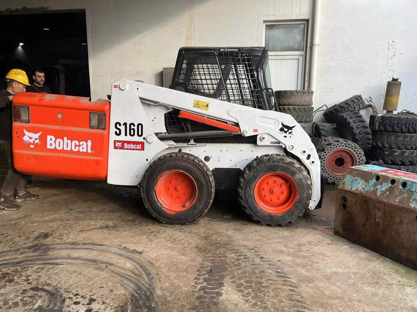 Mini Used Loaders Used Powerful Performance Bobcat S160 S175 S185 S300 Small Skid Steer Loader With Shovel Bucket