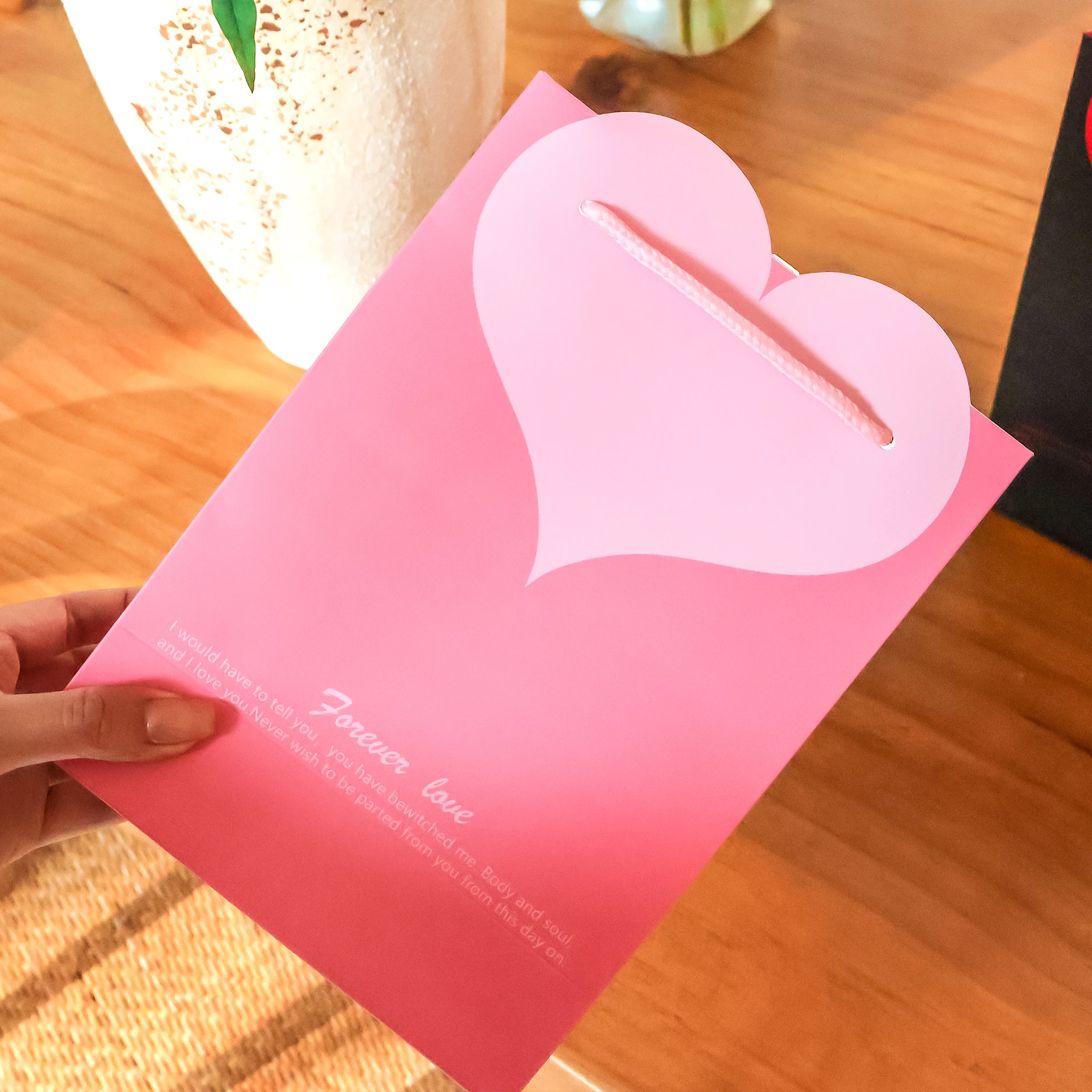 Eco-Friendly Biodegradable Recyclable OLANTAI Kraft Paper Durable Gift Packaging Bags Embossing Ribbon Handle Glossy Lamination