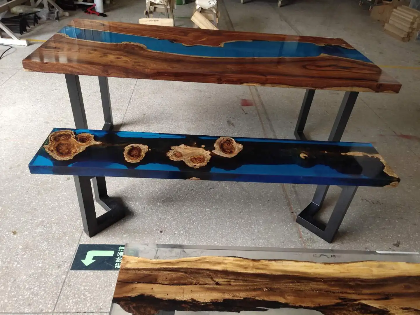 Журнальный столик деревянный с эпоксидной смолой