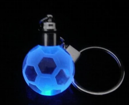 Nuevo diseño promocional de llavero con forma de balón de fútbol de cristal con luz LED