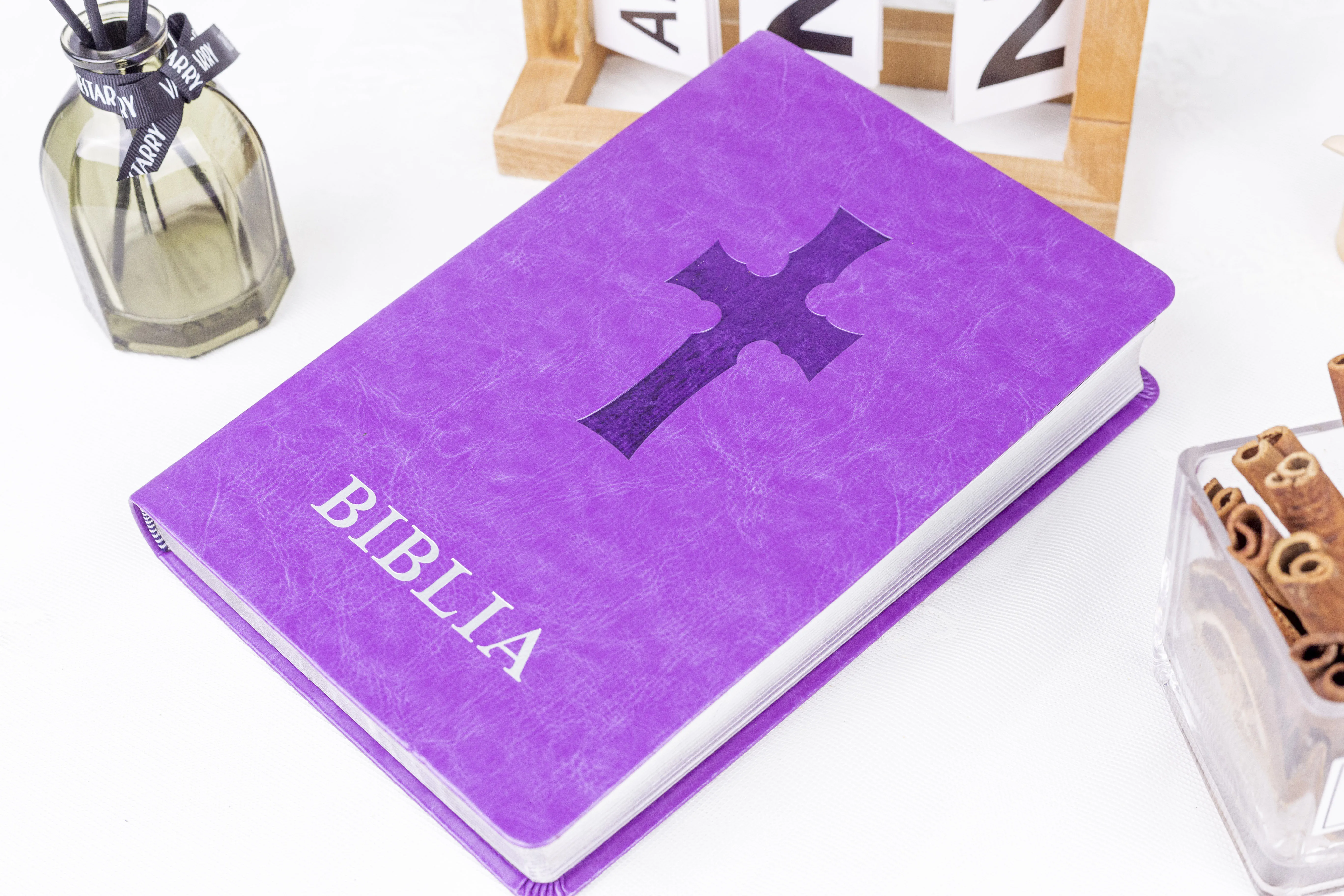 新时代定制pu皮革压花圣经封面西班牙圣经kjv圣经印刷