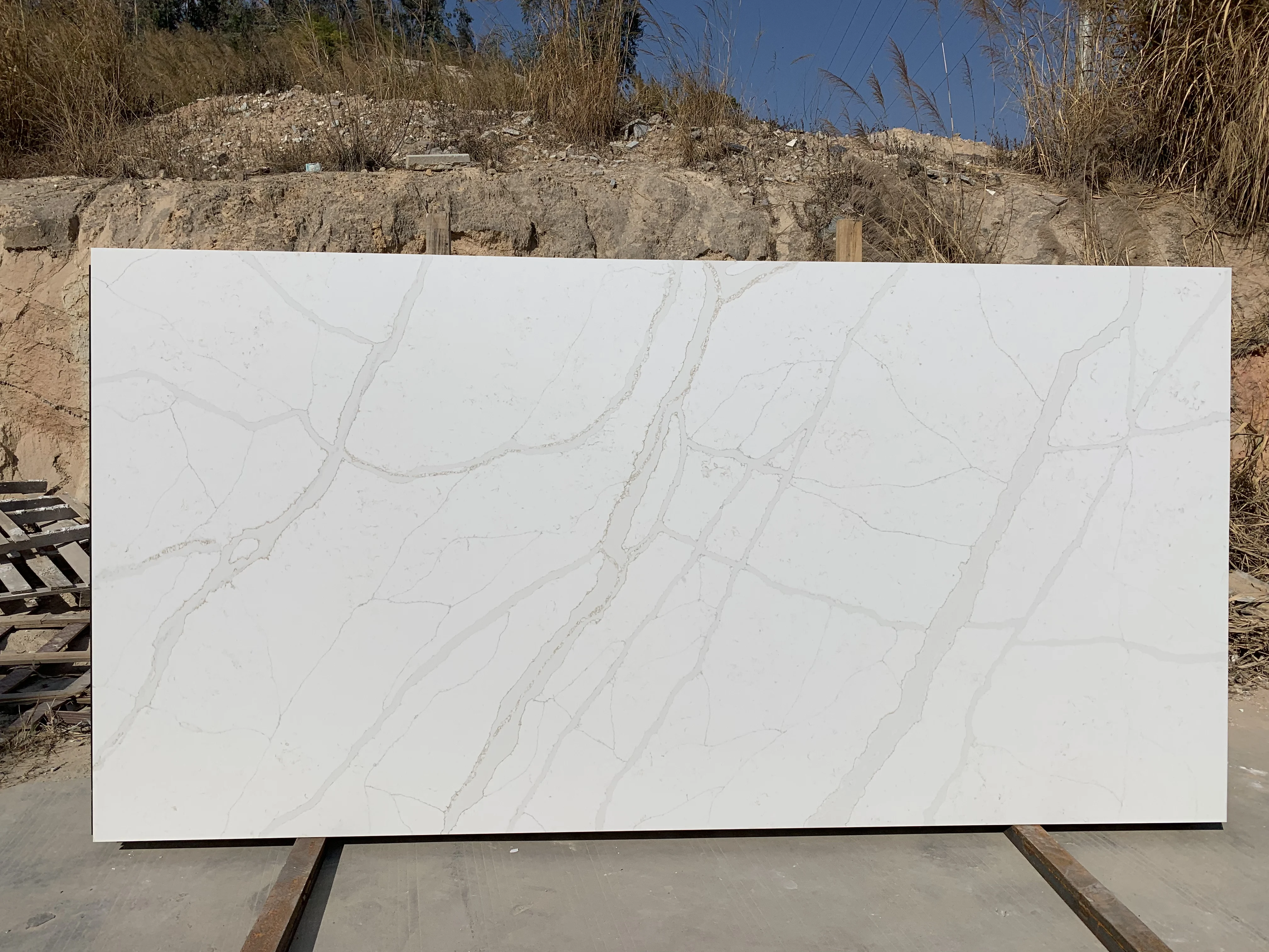 Summerly Modern Calacatta White Quartz Stone Slab Artificial Stone Tile for Floor and Countertop for Garden Use