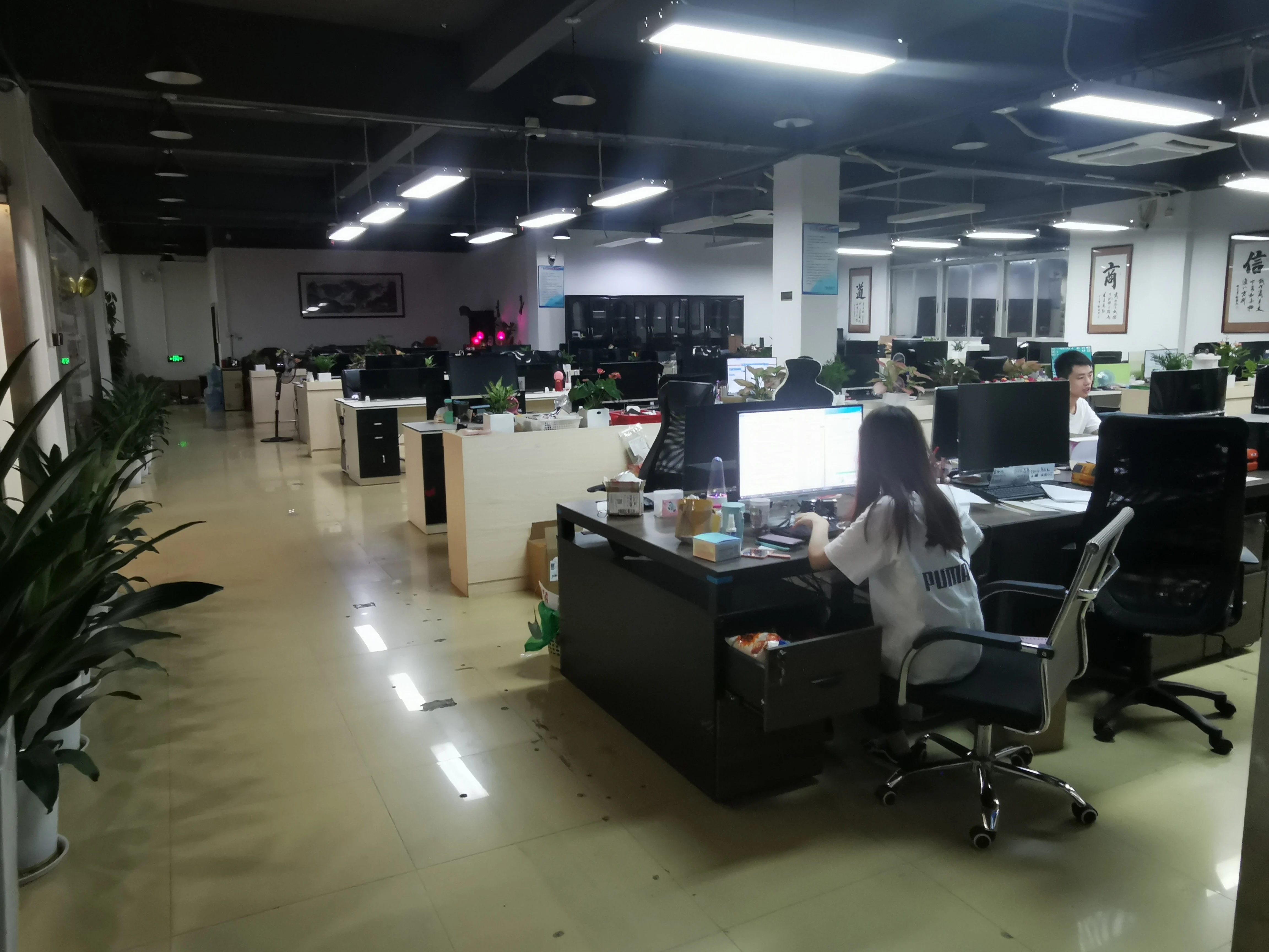 Semi-Automatic Car Phone Holder with ABS+PC Material and 1 Year Warranty for BMW Fitment