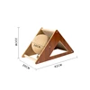 Planche triangulaire pour attraper les chats