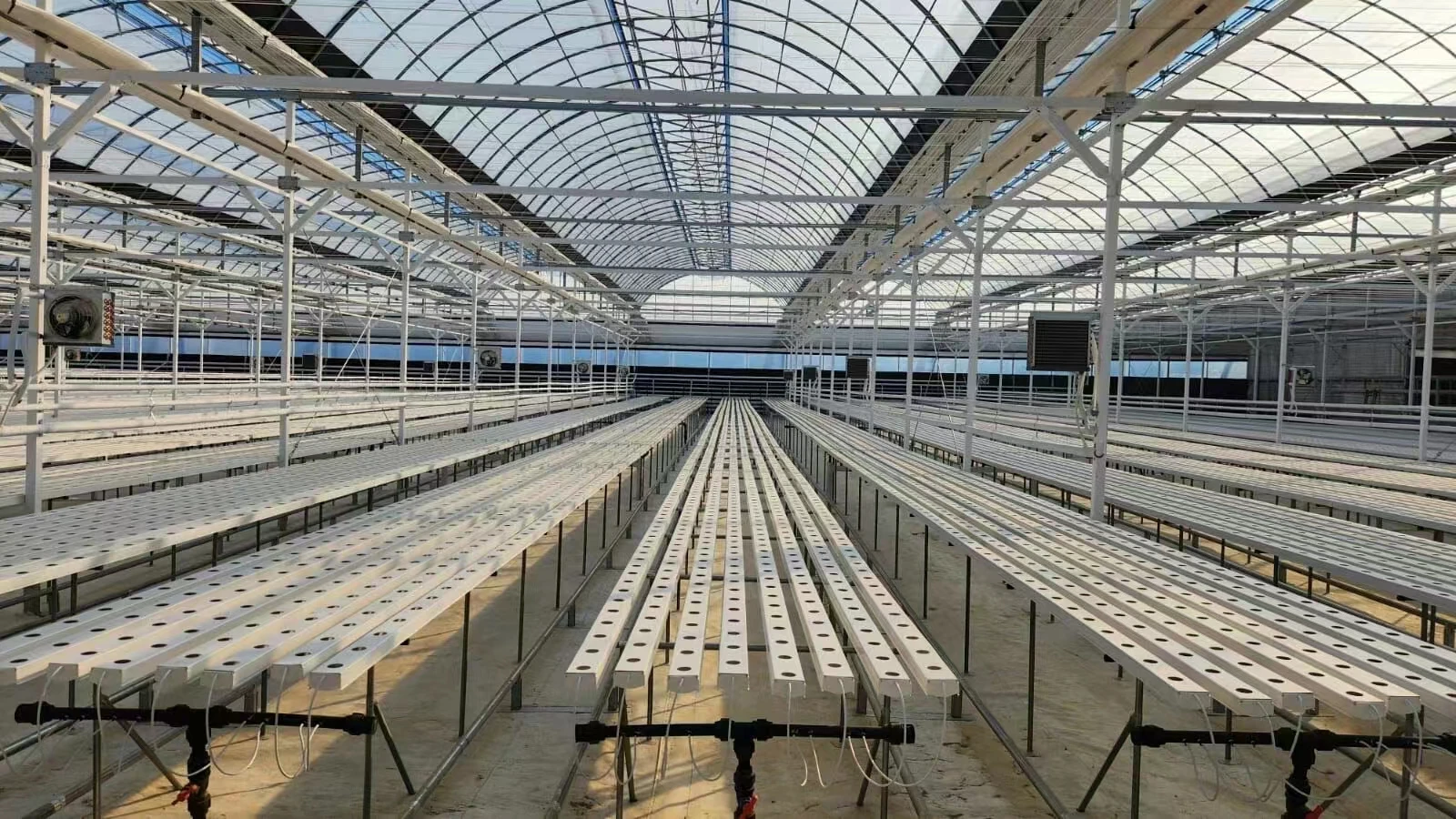 Nft Gutter System Hydroponics Strawberry Gutter Greenhouse Indoor Strawberry Production