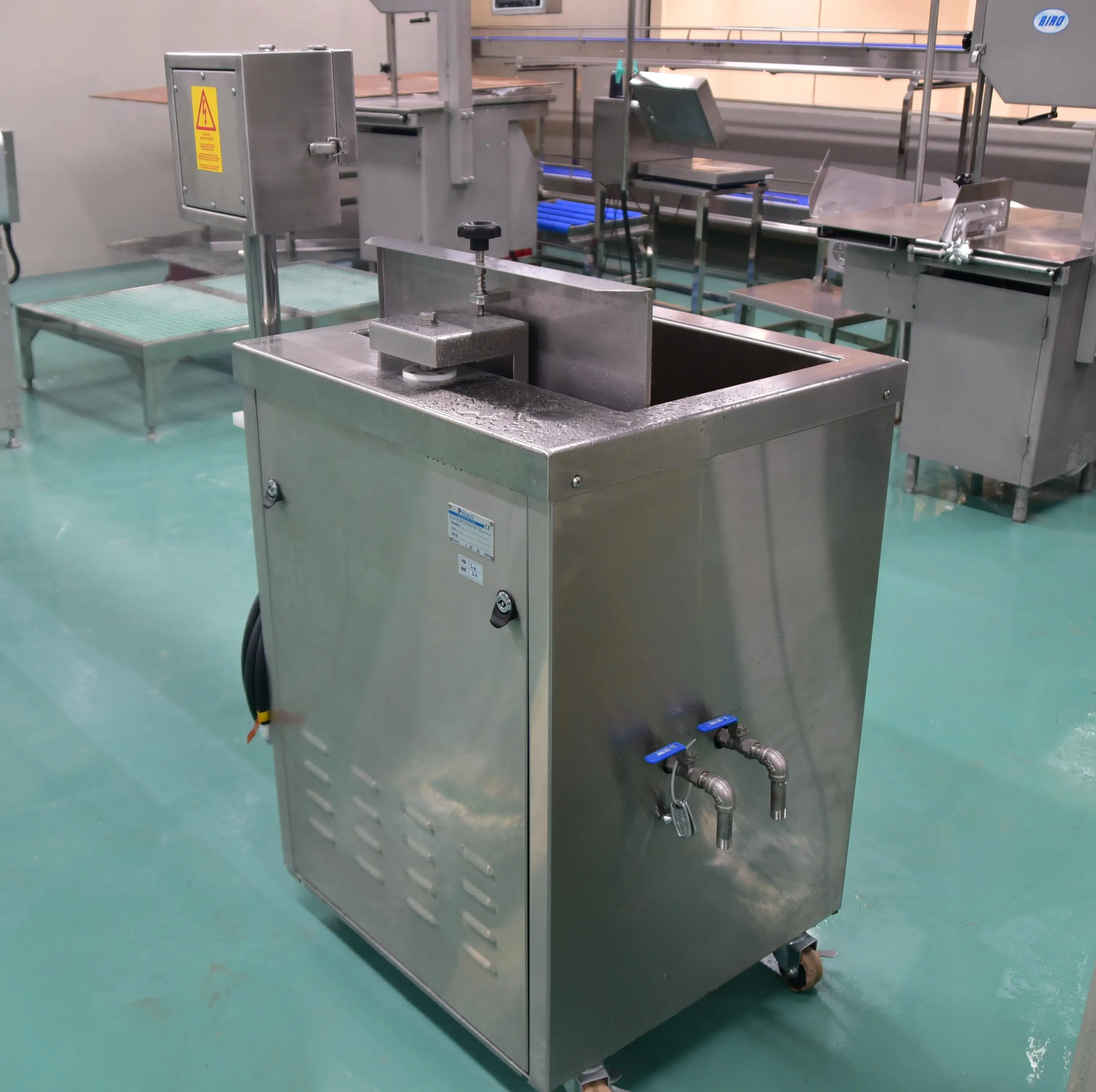 Automatic high performance shrink packaging machine for meat and food processing plants
