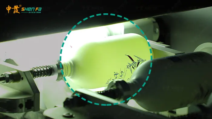 Impresora automática de la pantalla de seda del color de Full Auto que esconde 3 para la botella de la loción del champú