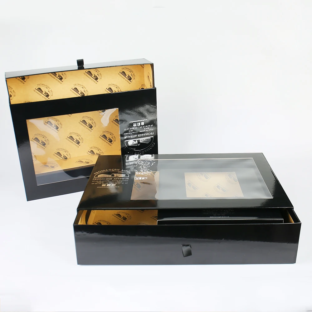 علبة درج سوداء مخصصة كبيرة مع نافذة شفافة من مادة PVC وشعار مطبوع بالختم الحراري ومُدمج بتأثير تنقش فاخر للتعبئة الهدايا في علب ورقية