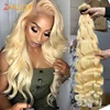 Cabello rubio con ondas suaves.