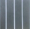 Gris medio y blanco