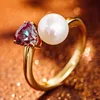 Anillo de oro macizo de 10 quilates con perla y piedra labial de laboratorio.