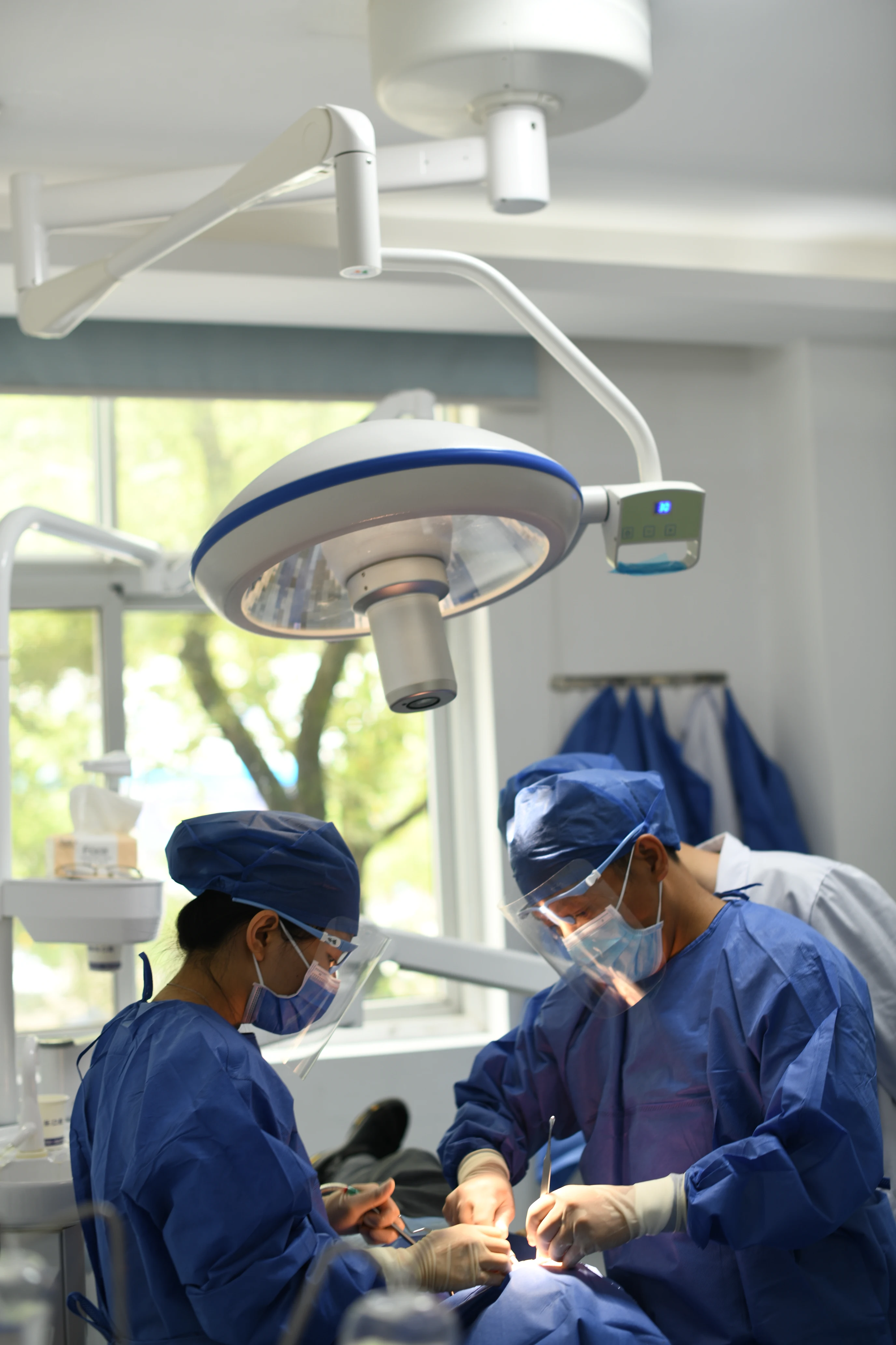 Single Dome Ceiling LED Surgical Light with 30x Inner HD Camera  Overall Reflector Style