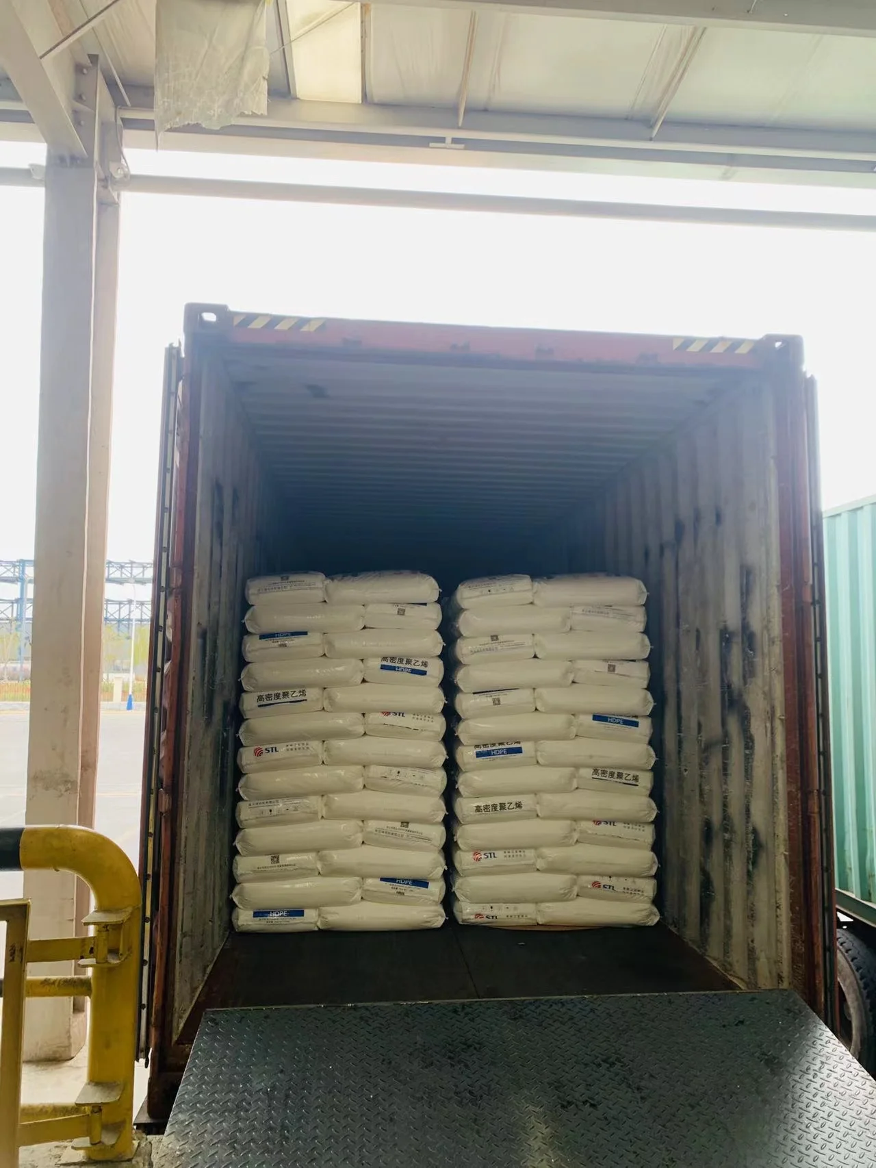 Гранулы пластиковые полиэтилена высокой плотности HDPE смолы для пленочного материала