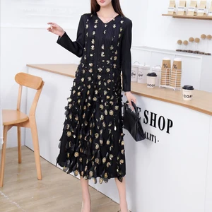 2025 Autumn New V-neck Lady DressThree-Dimensional Gilded Flower Decoration Casual  Miyake Pleated Dress