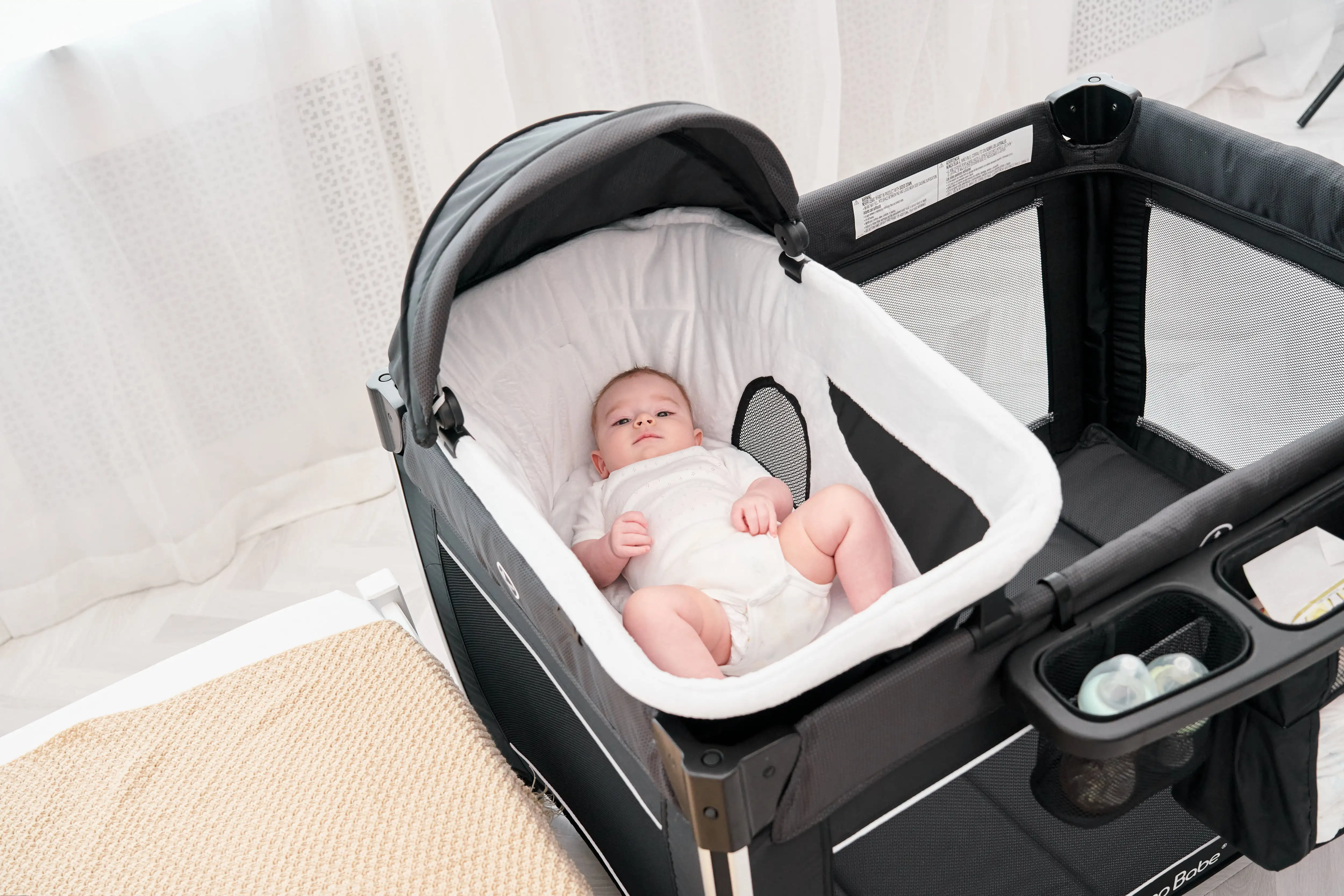 P995AM in Stock Multifunctional Luxury Bedroom Folding Cradle for Baby With a Mini Sleeping Bed manufacture