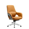 Silla de oficina marrón con respaldo bajo.