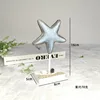 Adornos de estrellas de mar blancas y azules.