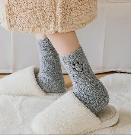 Теплые Мультяшные утепленные женские зимние носки-трубы с улыбающимся лицом комбинированные чулочно-носочные изделия для сна домашние уютные пушистые носки женщин