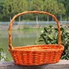 (Panier orange avec sac et ruban)