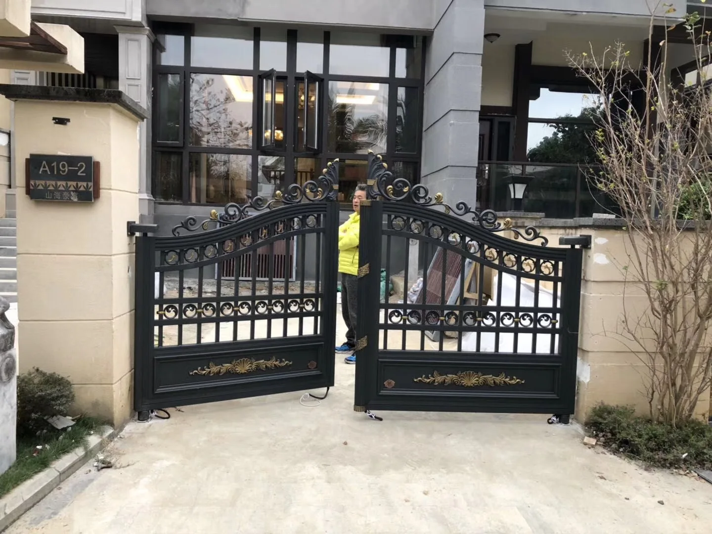 Factory Wholesale Gate Remote Iron Main Gate Designs in Pakistan