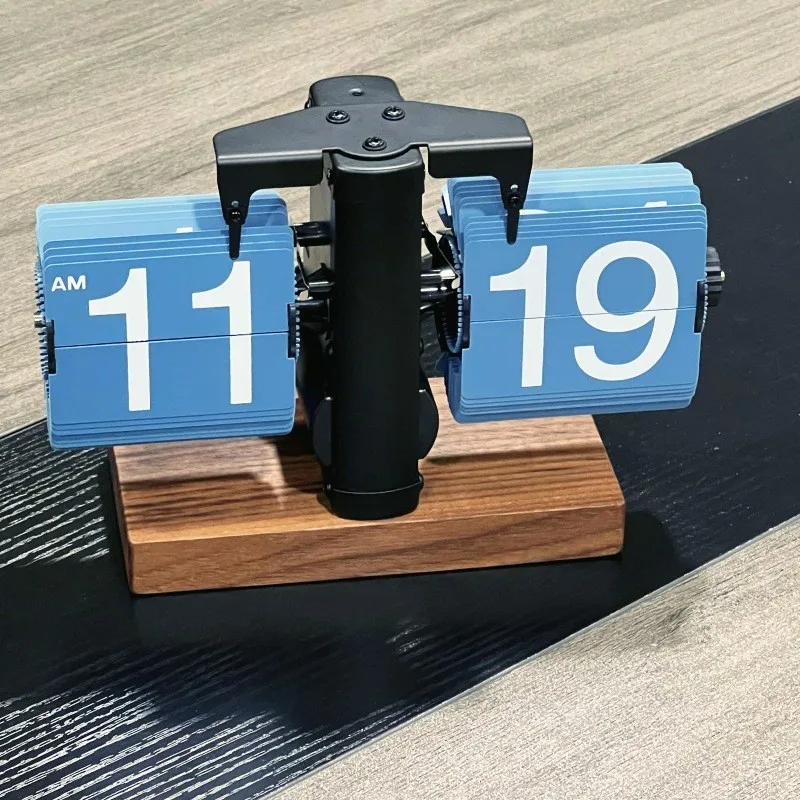 Vintage Retro Desk Clock with Auto Flip Feature Mechanical Table Clock on Battery Power Number Turn Page Design Resin Material