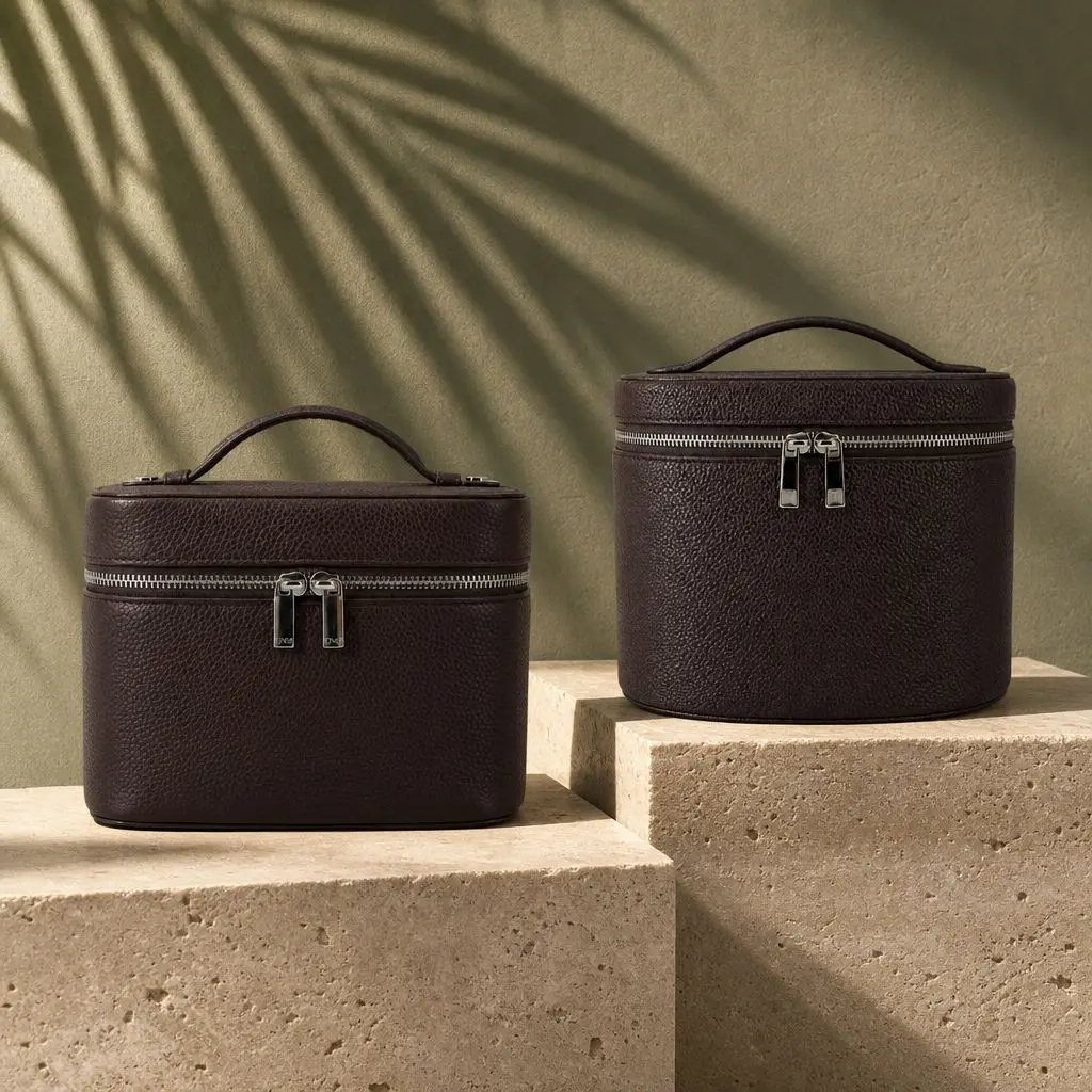 Venta al por mayor: bolsa cosmética de cuero vegano marrón con logotipo personalizado, con divisiones extraíbles, robusta, portátil y elegante, organizador de artículos de tocador para salones y artistas