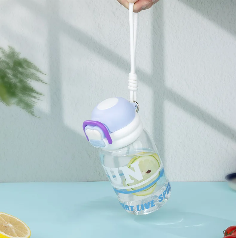 Eco-Friendly 650ml Tritan Portable Plastic Water Bottle with Flip Straw Beautiful Colours BPA-Free Sippy Cups for Camping