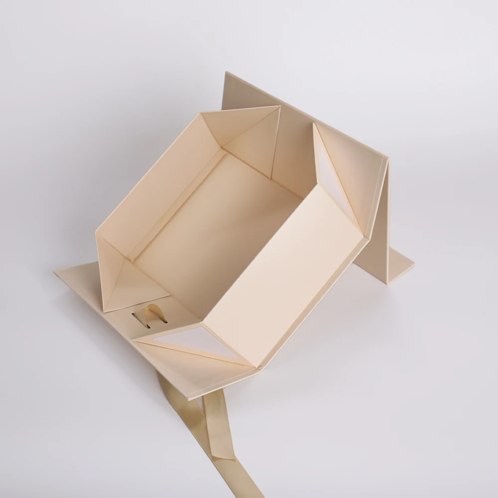 Aangepaste magnetische klappelijke omslagdoos van golfkarton met reliëfbedrukking, mat laminering en gerecycleerde materialen voor kleding