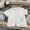 Stampa floreale con coniglietto