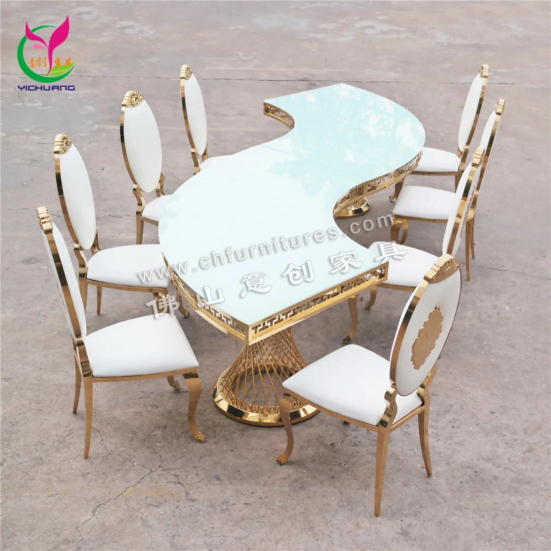 高級ホワイトサーペンタインテーブルミラーガラスバンケットホール