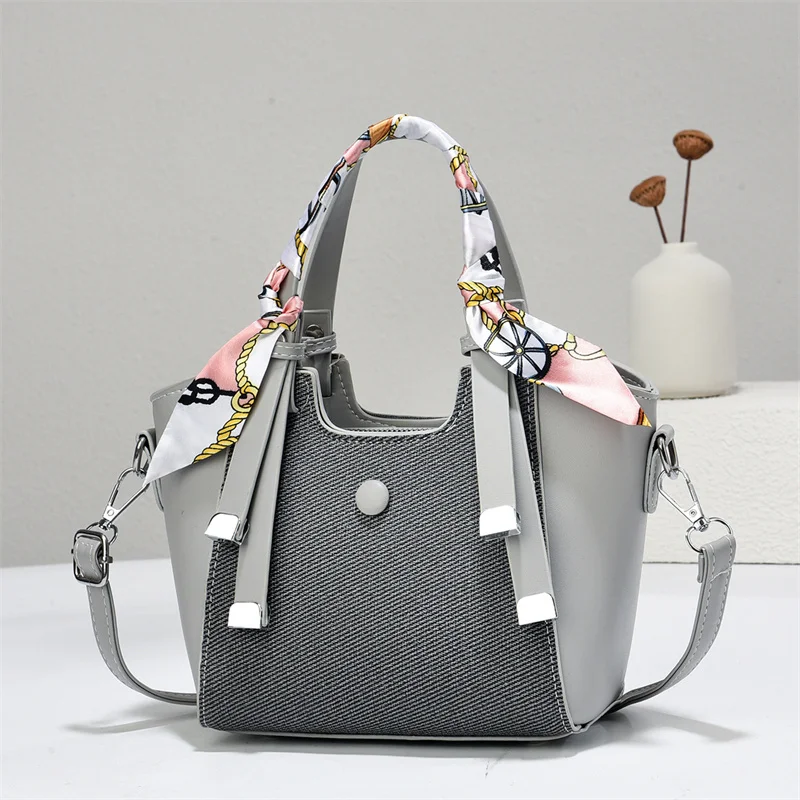 Elegant Single Shoulder Women's Bag Custom New Capacity Casual Hand Bag Chains Decoration Fashion Style Polyester Lining