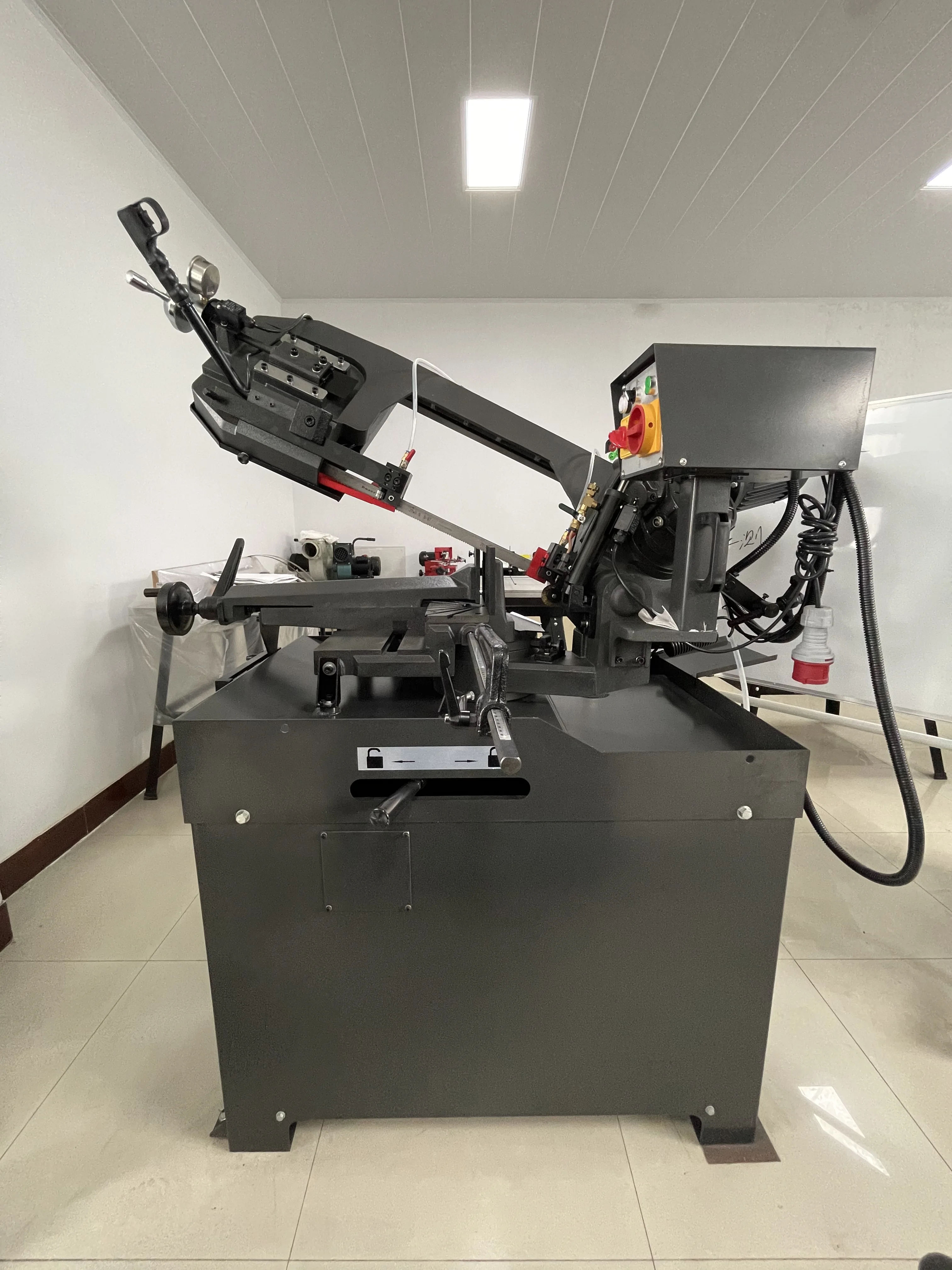 10 Inch Metal Cutting Bandsaw With Swiveling Basehorizontal Bandsaws