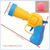 Un pistolet de tir bleu-jaune-bleu