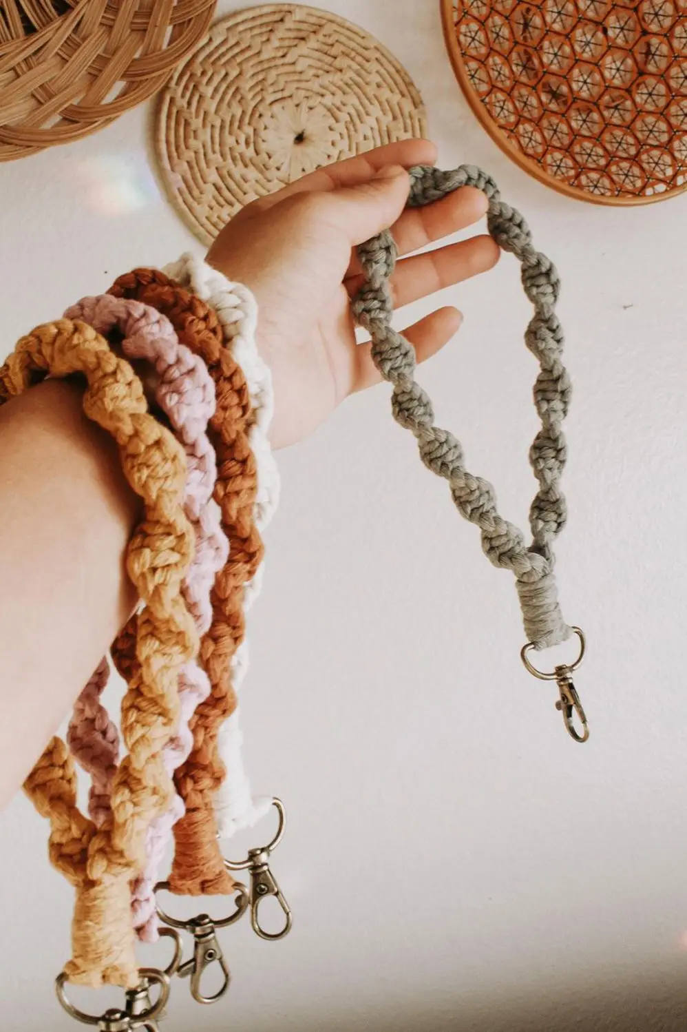 Portachiavi Macramé Fatto A Mano In Corda Di Cotone - Braccialetto Da Polso Con Moschettone Stile Boho - Regalo Country Per Donne (Rosso, Medium)
