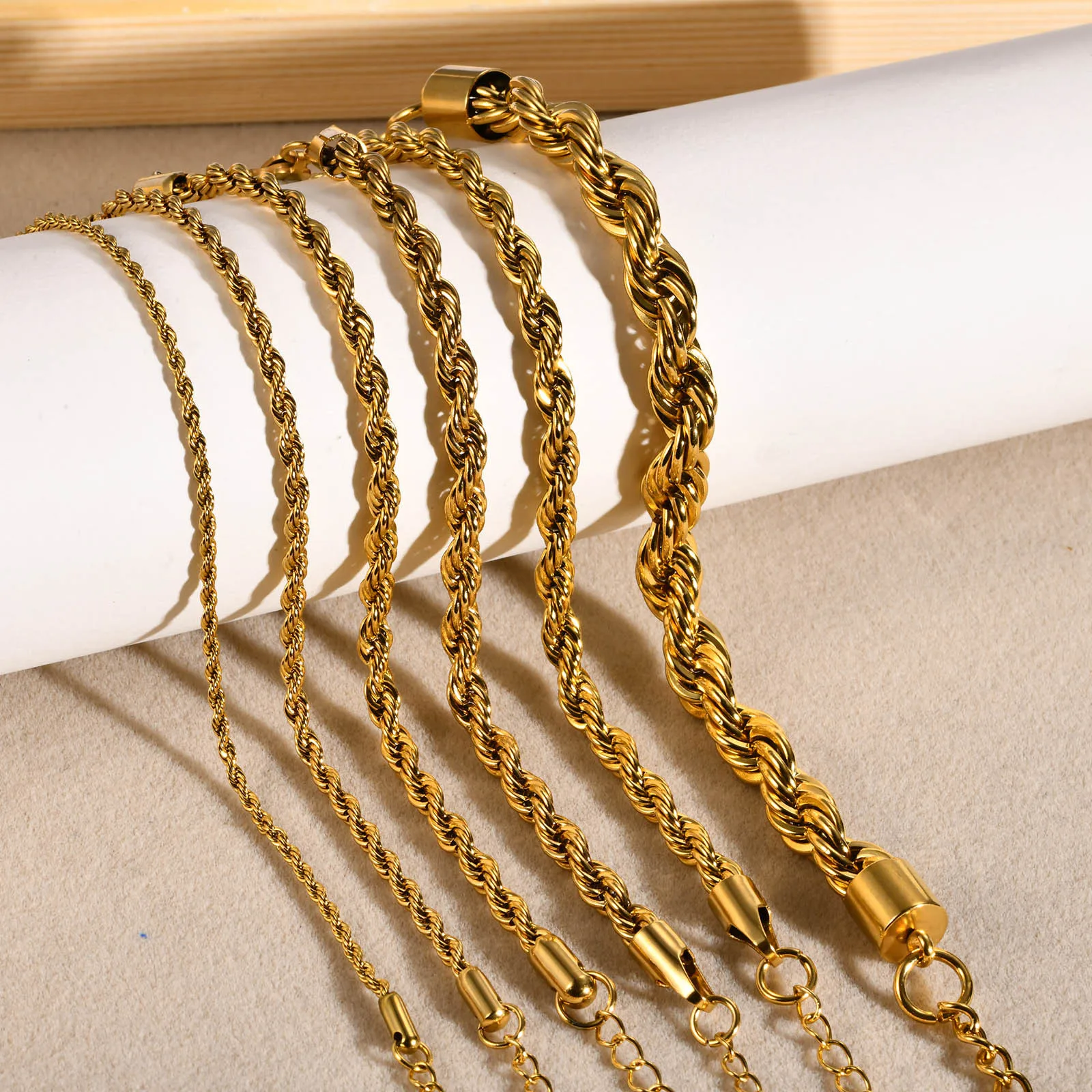 Bracelet Femme Torsadé Acier Inoxydable Doré - Longueur Ajustable, Sans Fermoir