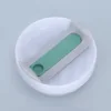 Cuerpo blanco lechoso, lámina gris, silicona verde.