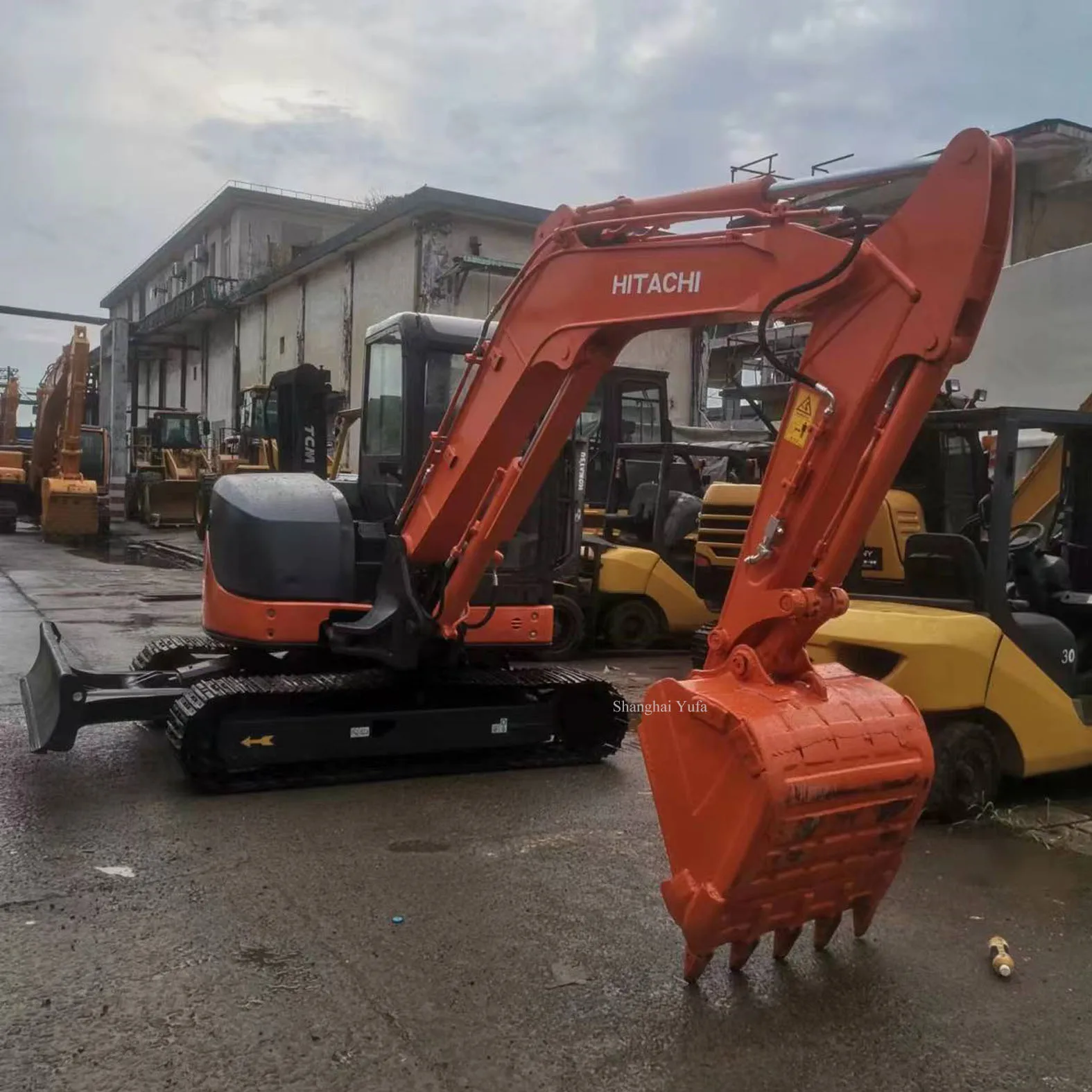 6.5 Ton Mini Backhoe Hitachi ZX65USB - Long Digging Earth