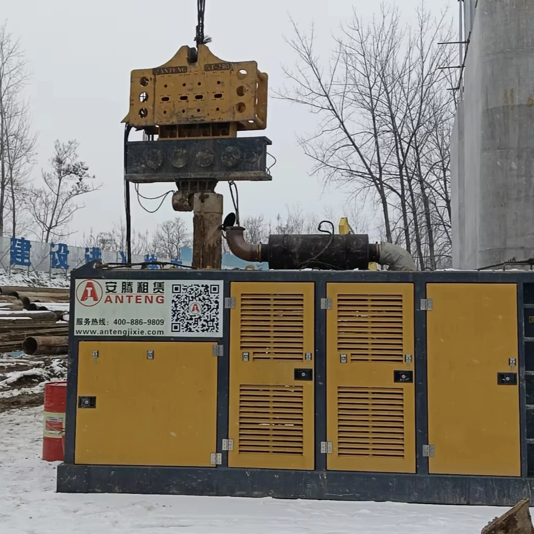 Martello per Pali Idraulico Sospeso su Grù AT230 con Elevata Forza Centrifuga, Nuovo con Motore - Pilorivitrice